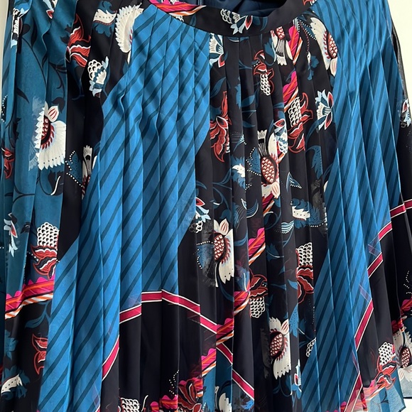 Pleated Ann Taylor skirt, size 10P - Picture 3 of 3